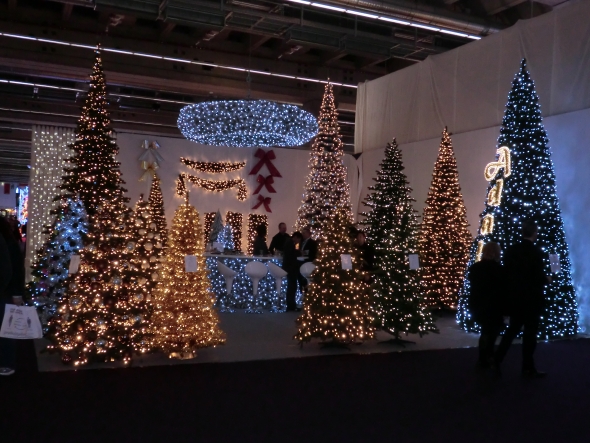Festlich dekorierte künstliche Weihnachtsbäume der Firma P.P.H.U. ADAL Adam Gil aus Polen