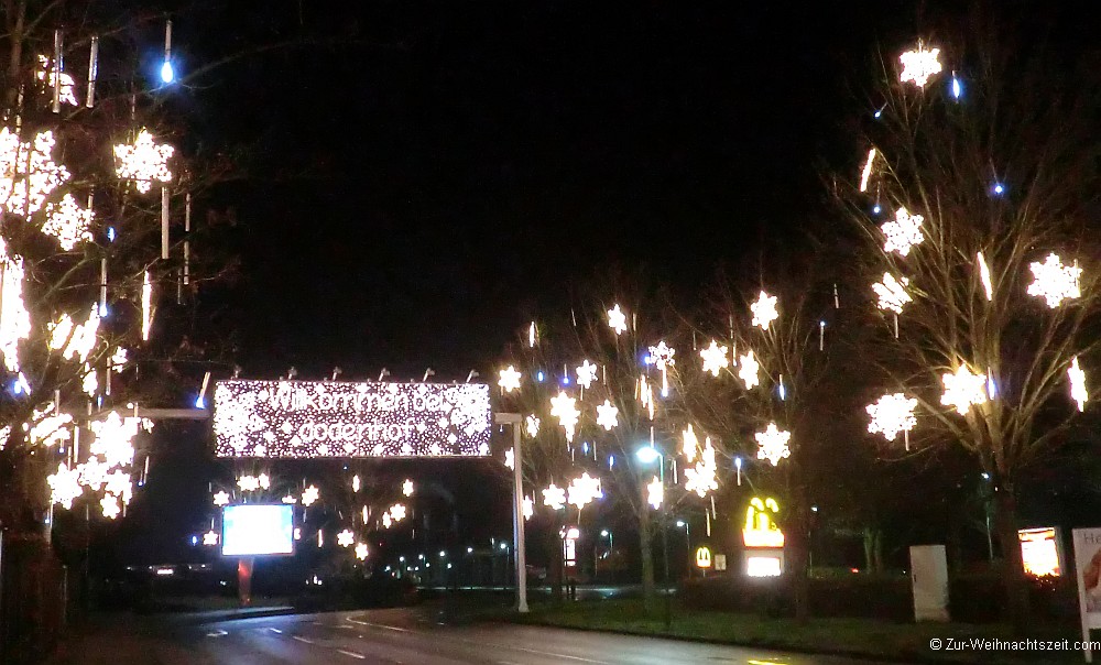 Weihnachtsbeleuchtung von Shopping Center oder Shopping Malls