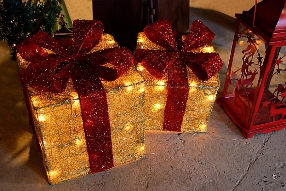 Weihnachtsgeschenk Pakete weihnachtlich geschmückt und beleuchtet